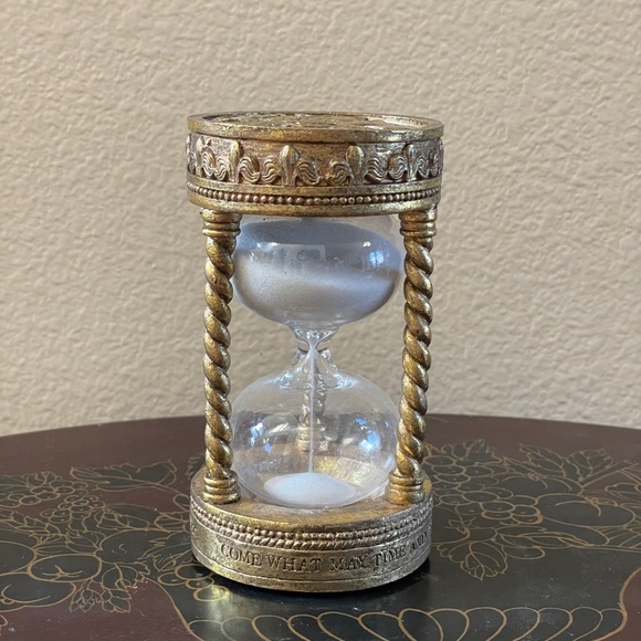 Adorable Hourglass - Picture 2 of 2
